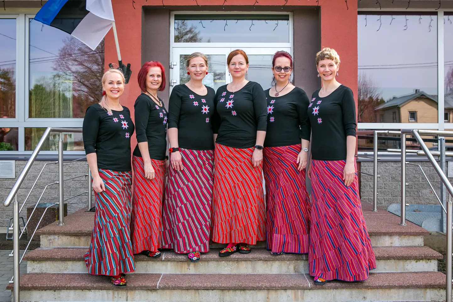 Pärnu raekoja saalis esineb ansambel Nõianeitsid.