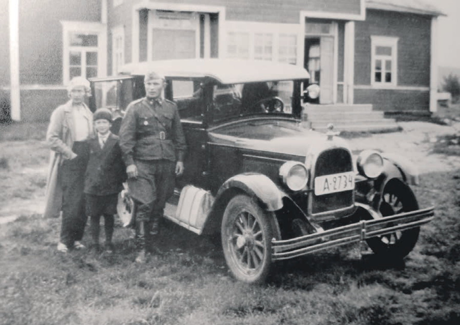 Vilho ja Tyyne Pentikäinen ning nende poeg Pauli tegid suvel 1933 autoga
puhkusereisi Põhja-Soome.