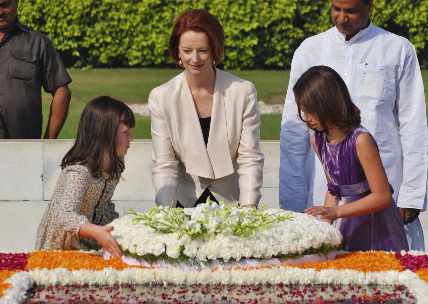 Austraalia peaminister Julia Gillard asetamas pärga Mahatma Gandhi memoriaalile