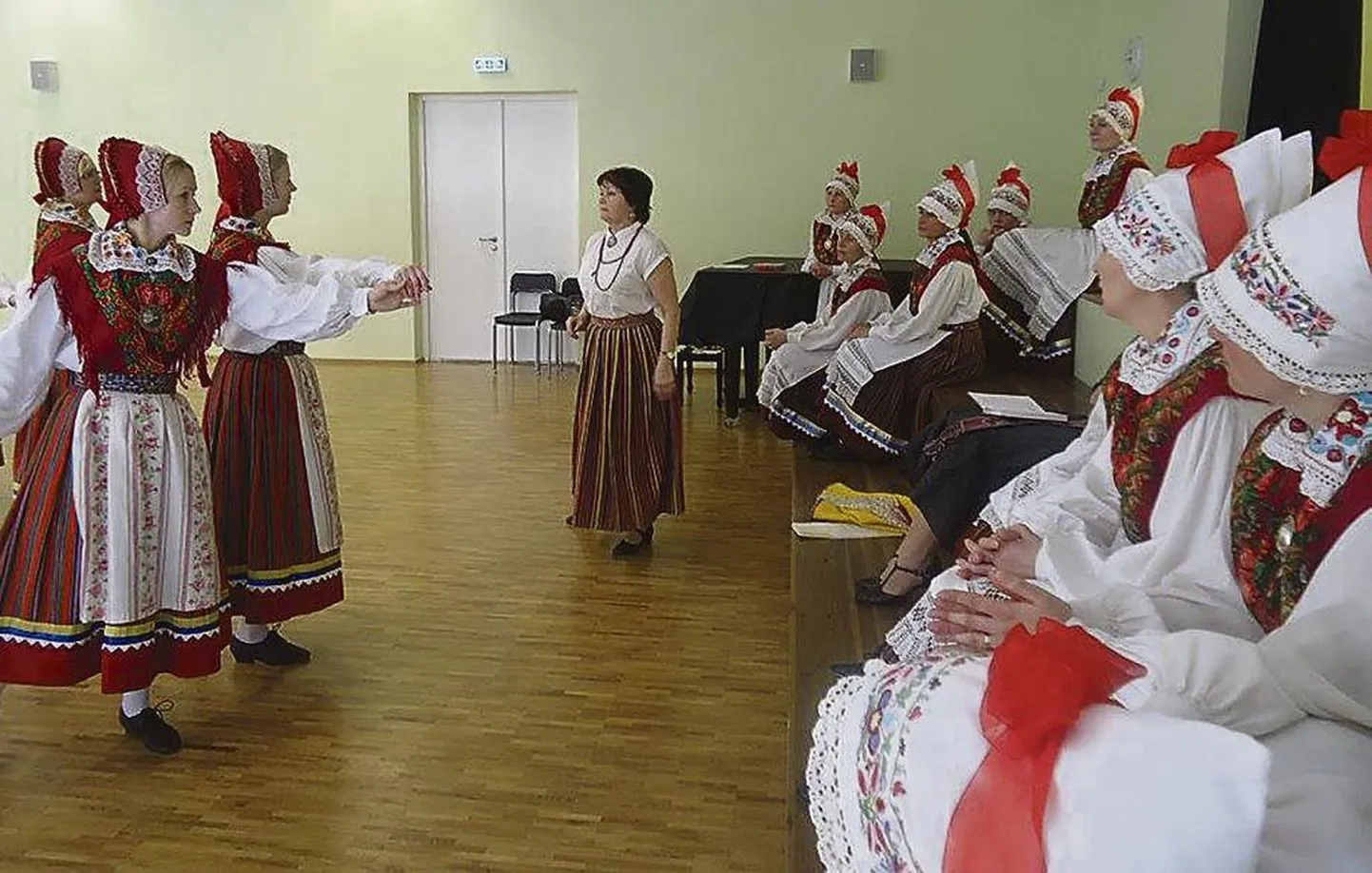 Naiste tantsupeo liigijuht Kaja Kivi (keskel) jagab ülevaatusel Pärnus Mai koolis tantsude lihvimiseks viimaseid täpsustusi.
