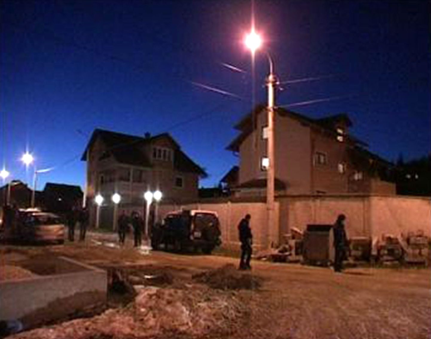 NATO rahuvalvajad julgestamas ala Radovan Karadžići abikaasa Ljiljana kodu ümber.