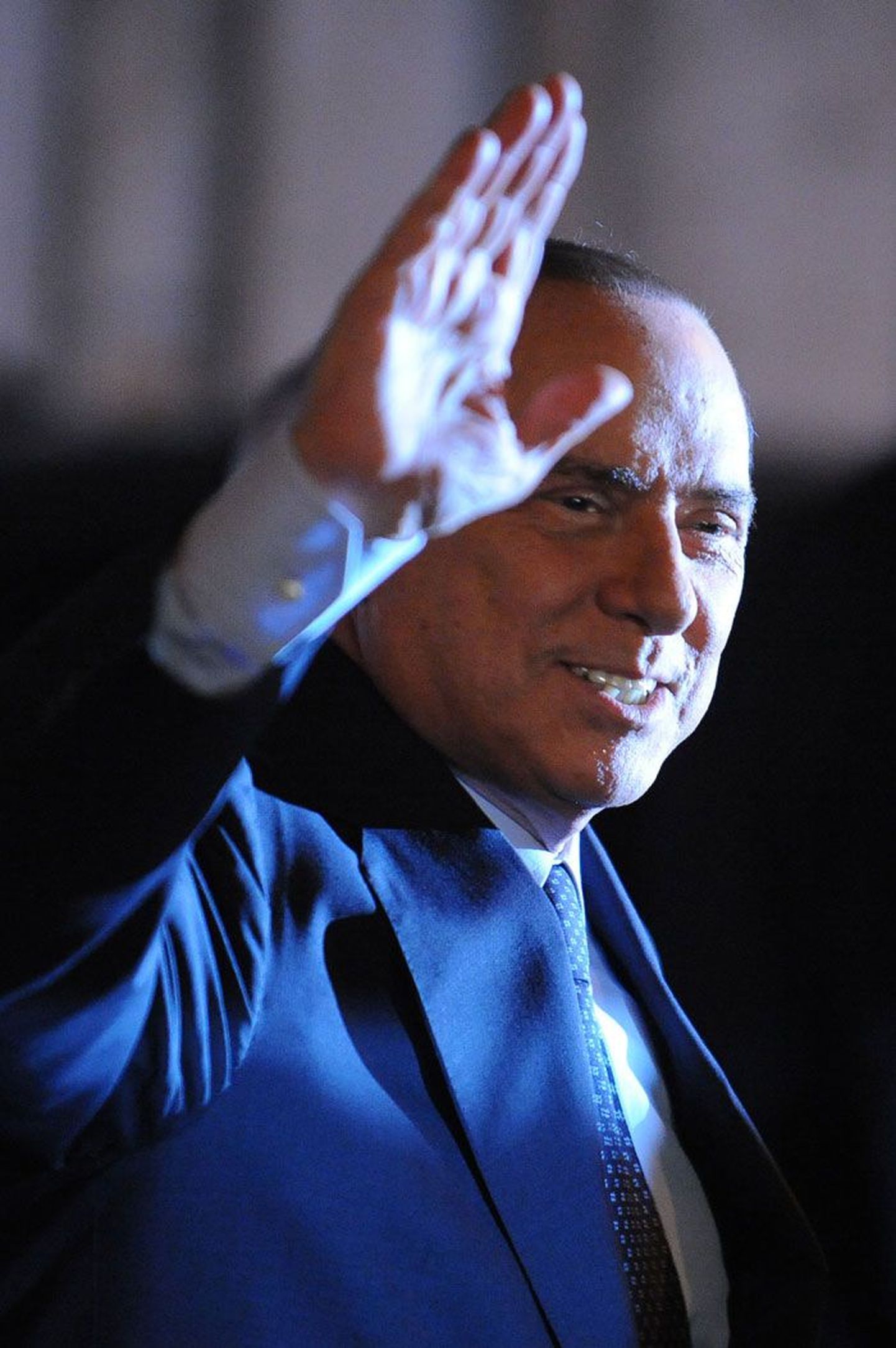 Silvio Berlusconi eile võidukalt ajakirjanike ees esinedes.