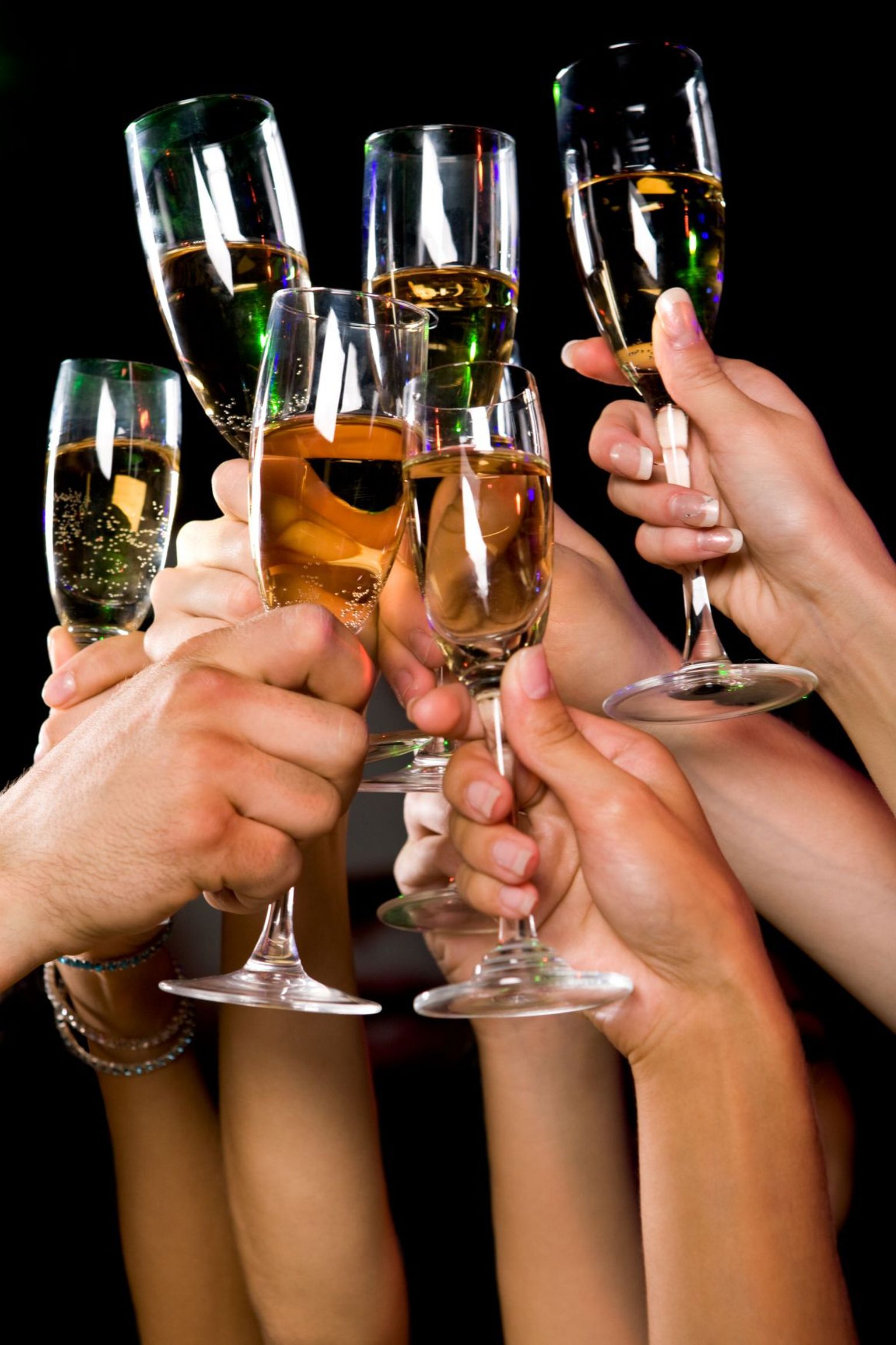 Поздравления с шампанским. Поднимаю бокал. С днём рождения бокалы шампанского. С днём рождения бокалы с шампанским. Бокалы шампанского чокаются.