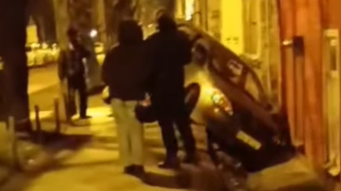 VIDEO ⟩ "Kā var tur iebraukt?" Grīziņkalnā iedzīvotājus pārsteidz kāda šofera izraisīta avārija