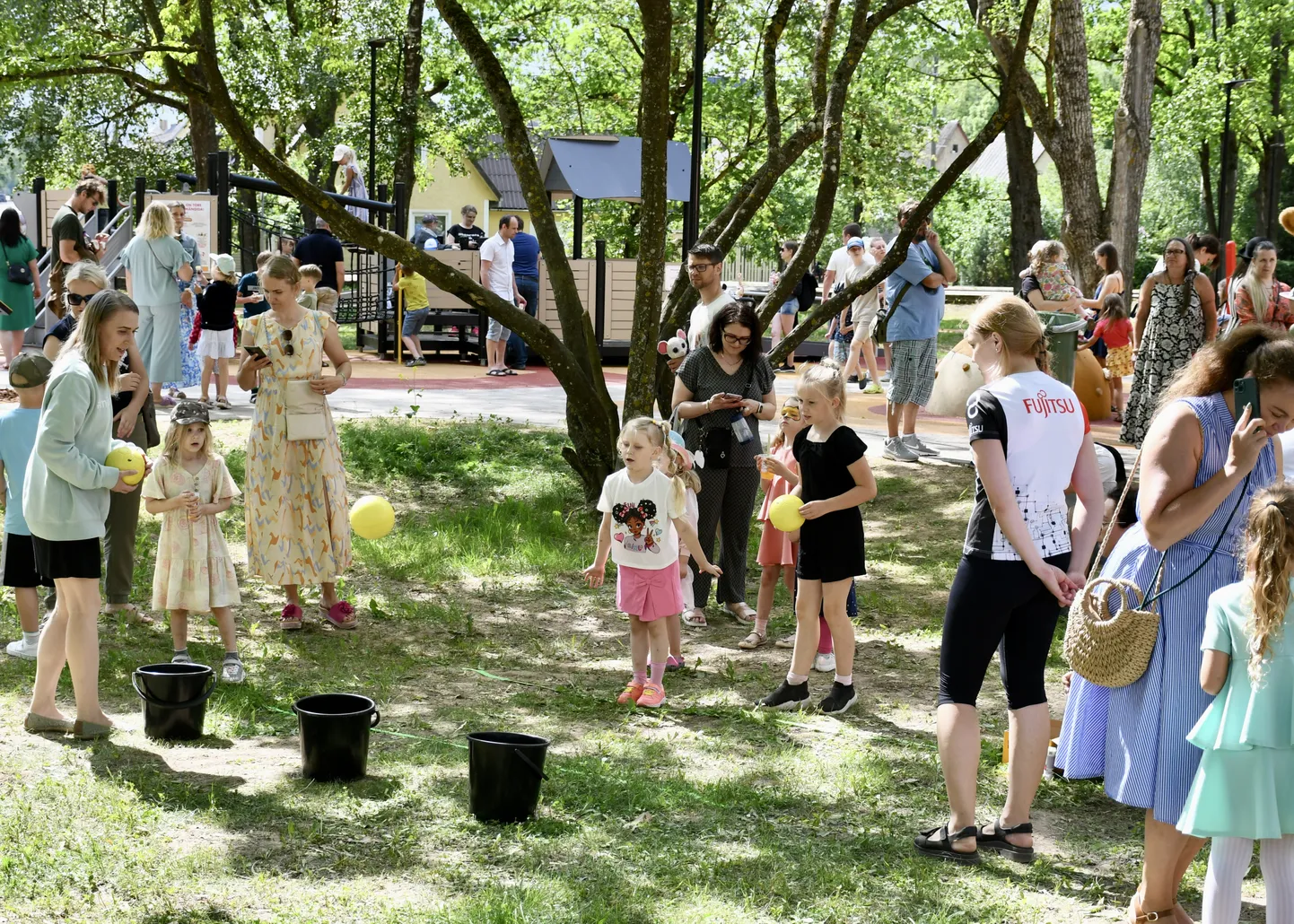 Maarjamõisa mängu- ja tegevuspargi avapeol täitus park kiiresti seebimullide ja oranžide õhupallidega.