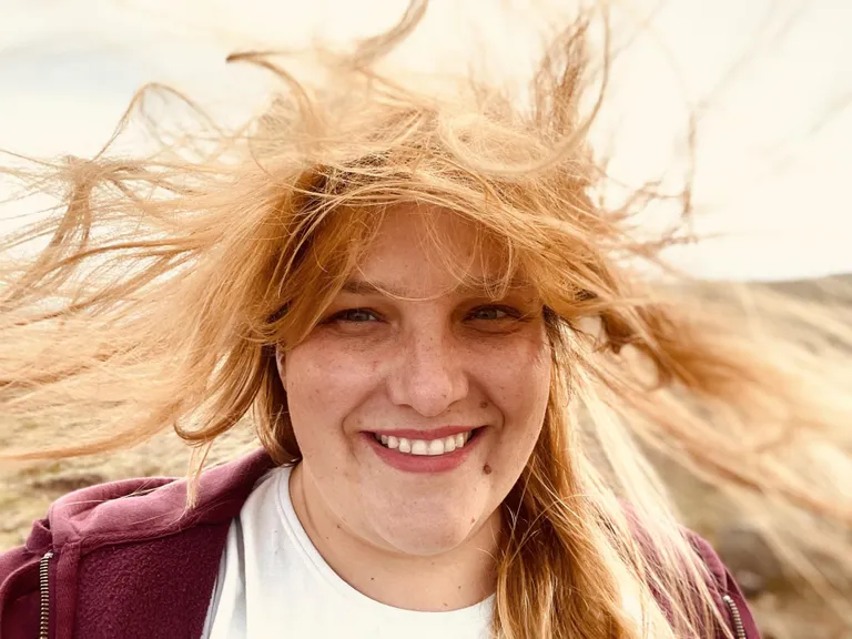 Anna Hintsi esimene täispikk dokumentaalfilm «Savvusanna sõsarad» esilinastus 2023. aasta jaanuaris toimuva maineka Sundance’i filmifestivali maailmakino dokumentaalfilmide võistlusprogrammis. See on esimene Eesti režissööri ja Eesti peatootmises valminud dokumentaalfilm, mis jõuab ühele maailma viiest olulisimast filmifestivalist.
