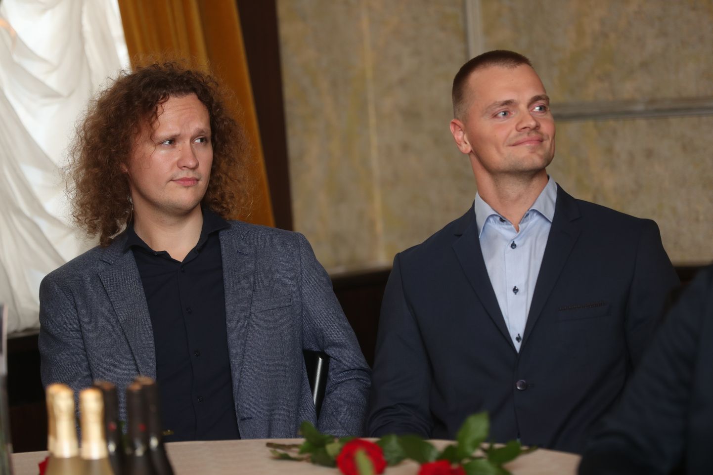 Kaspar Rooni (paremal) "Vallalise kaunitari" saate osaliste tutvustamisel.