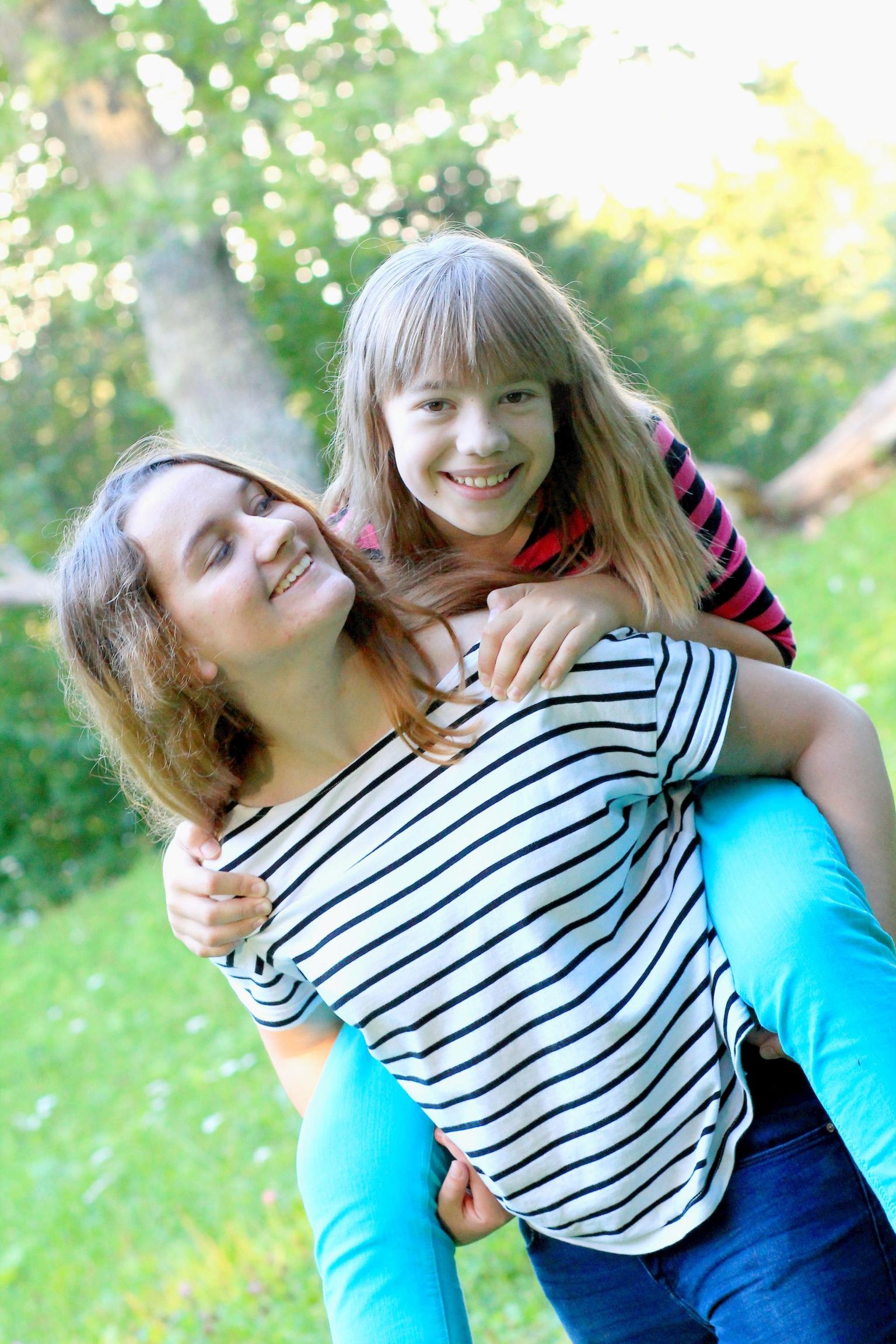 Vahetus&shy;õpilane Mathilda Peckhart oma noorema eesti õe Miia Keroviga.