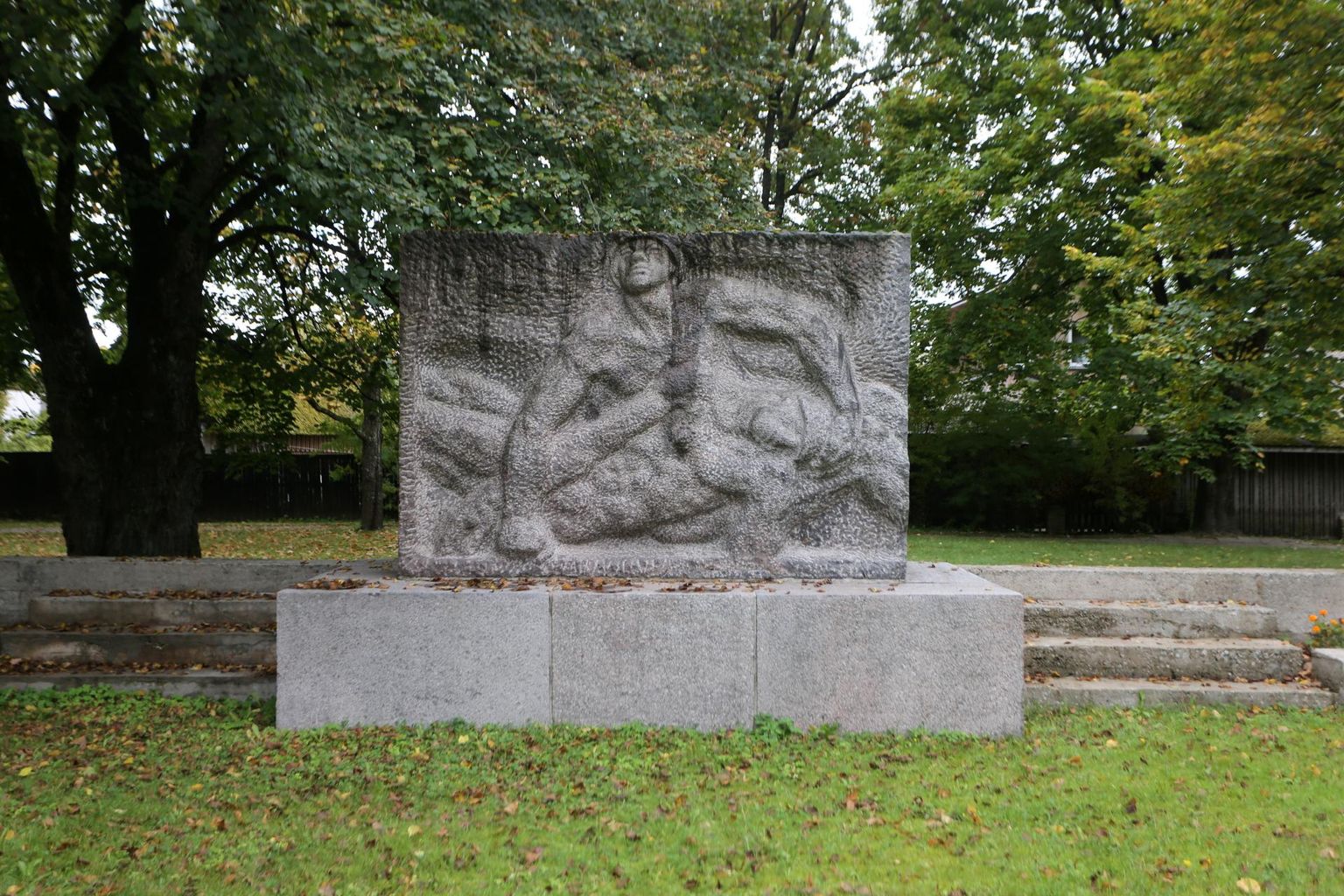 Teises maailmasõjas hukkunute mälestussammas Elvas.