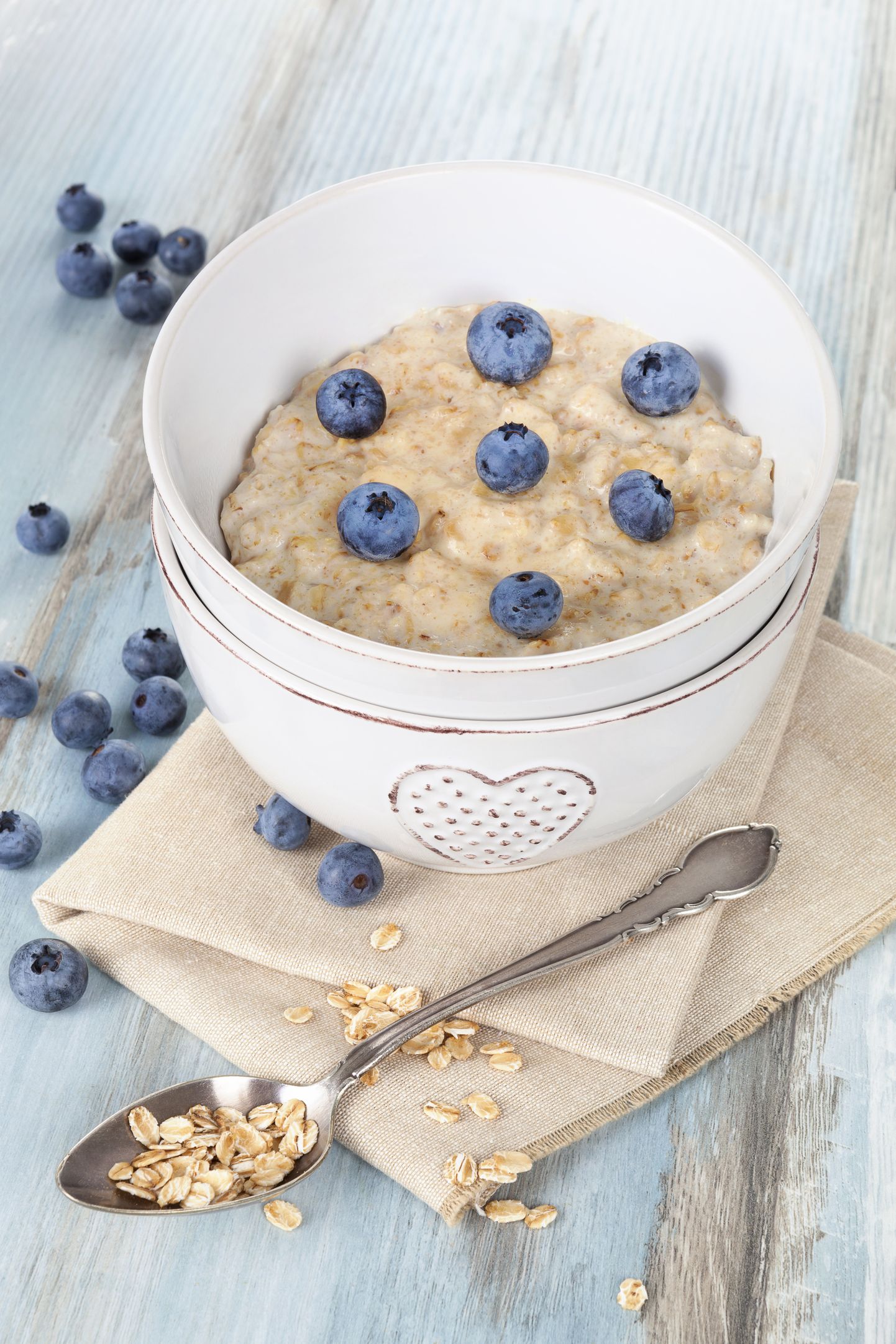 Natural healthy oatmeal mesh with berries