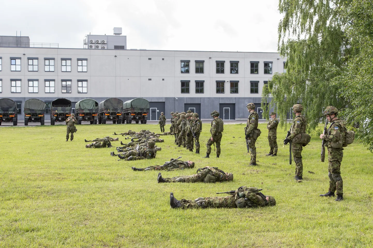 Sel ajal kui ajateenijaid linnakus pole, tegeldakse instruktorite koolitamisega. Nende noorte arv, kes soovivad aega teenida pikemalt ja proovida kätt ajateenijate õpetamisega, kasvab iga aastaga.