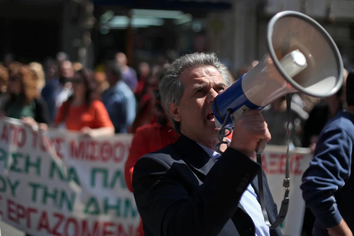 Meeleavaldaja Ateenas protesteerimas tervishoiukärbete vastu