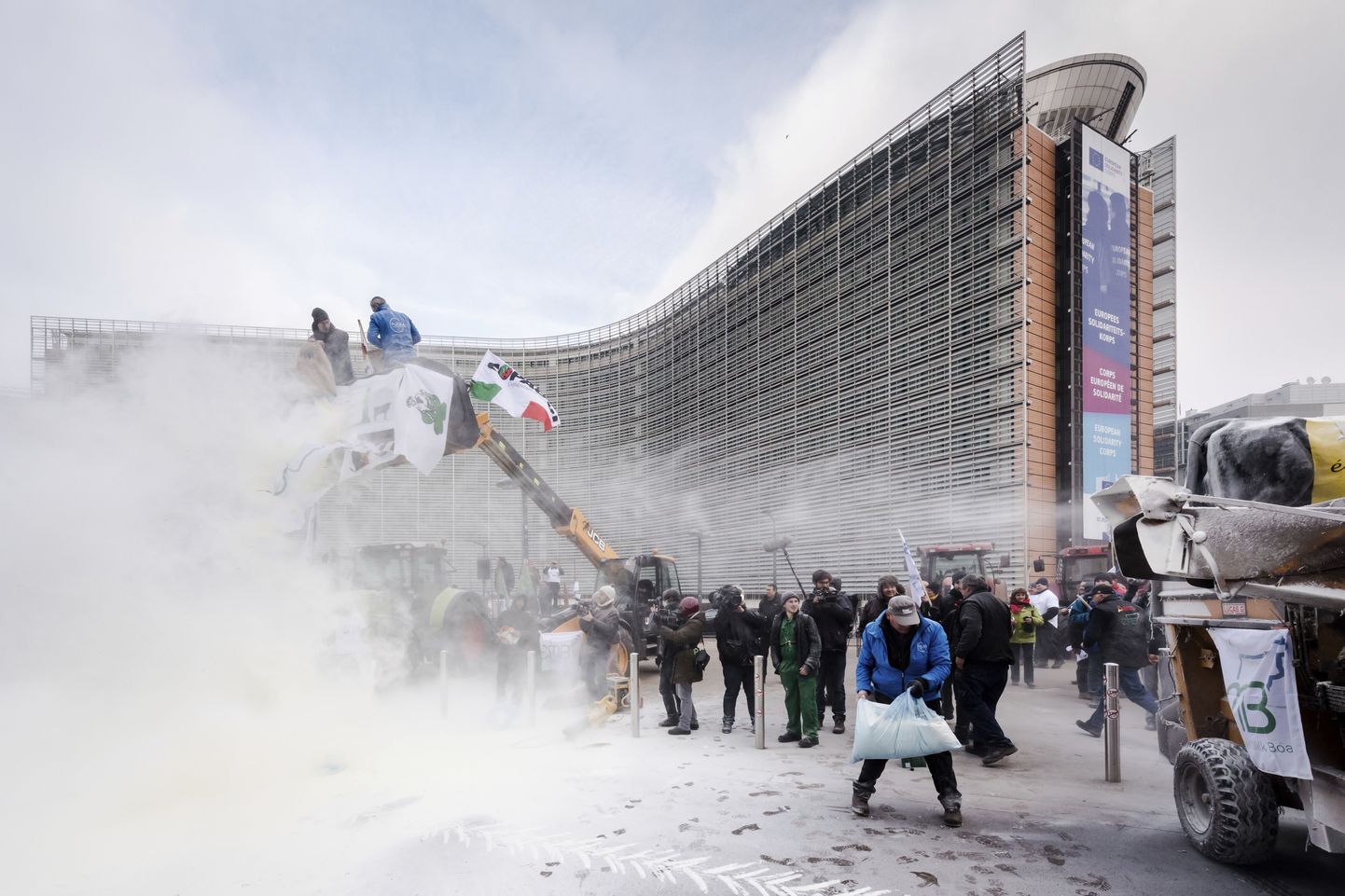 Протестующие фермеры превратили Европейский совет в "заснеженное" здание.