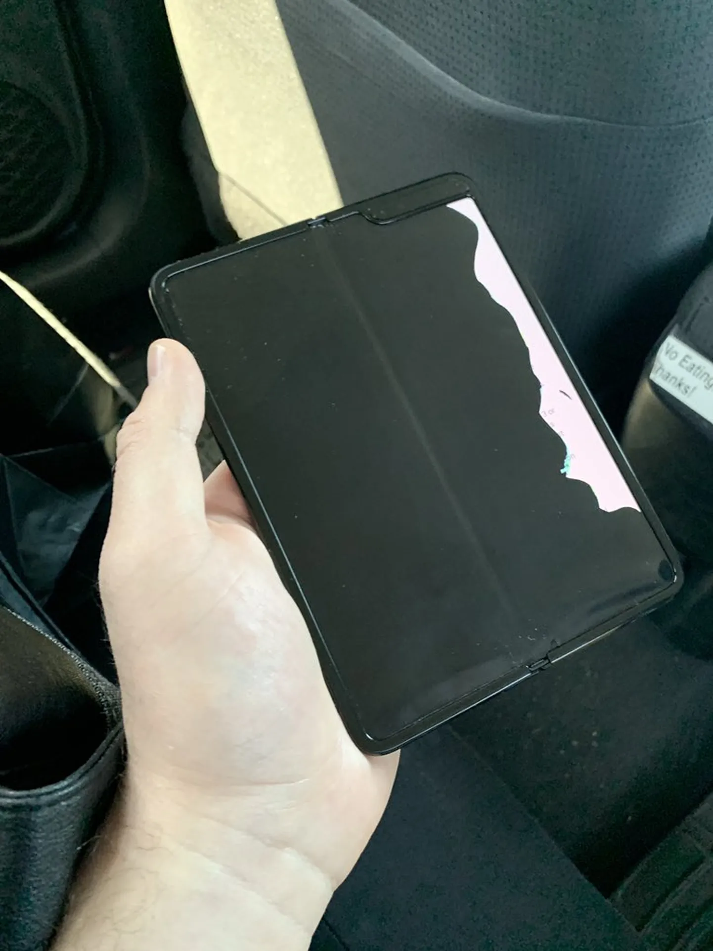 Bloombergi ajakirjanik Mark Gurman postitas Twitterisse pildi talle testimiseks antud Samsung Galaxy Fold telefonist, mille ekraan oli peale paaripäevast kasutust täielikult katki.