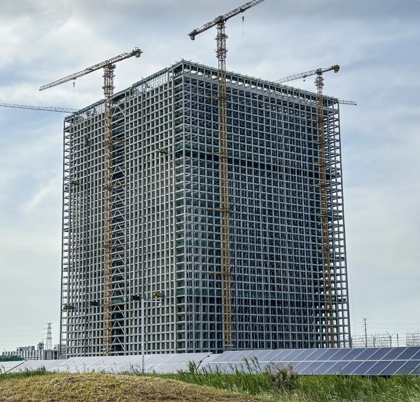 Rudongi, Hiinas, kerkib selline 100 MWh mahutav gravitatsiooniaku – selle väljundvõimsuseks on 25 MW ja elueaks 35 aastat.