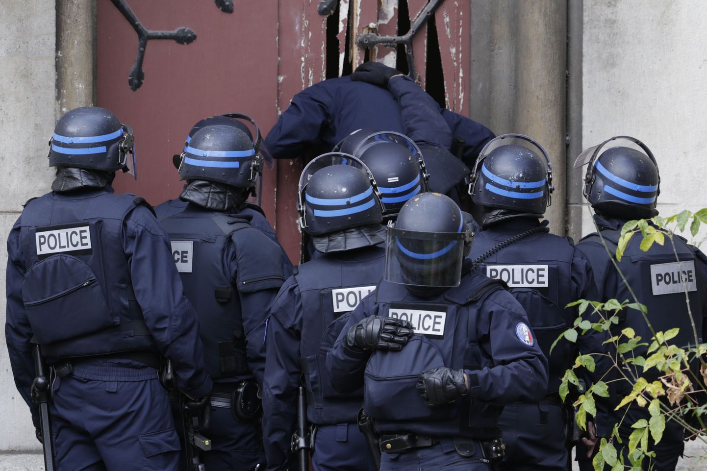 Полицейская спецоперация в парижском пригороде Сен-Дени 18 ноября.
