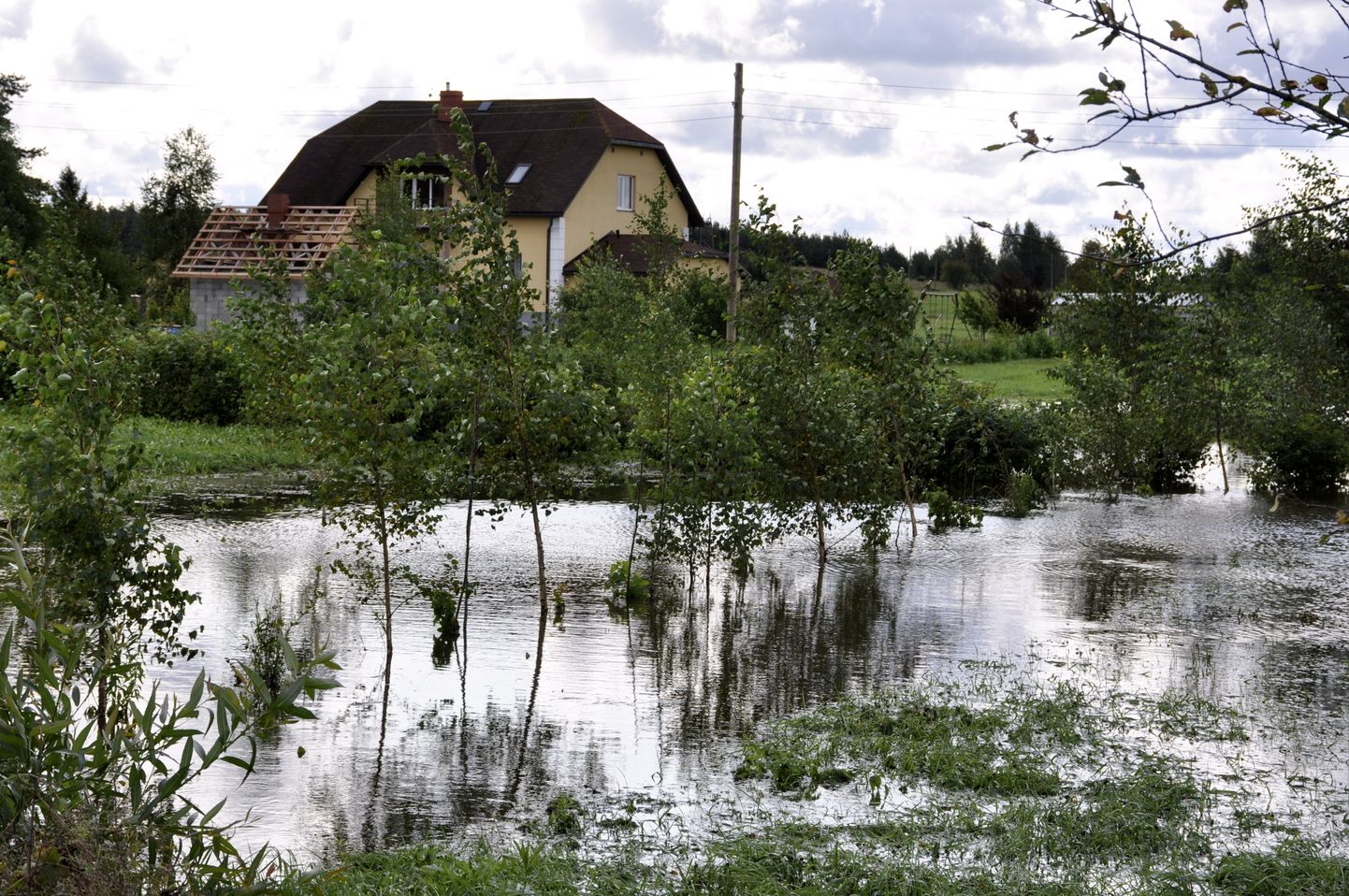 Stipro lietusgāžu ūdeņu appludinātā teritorija ap māju Rēzeknes novadā.