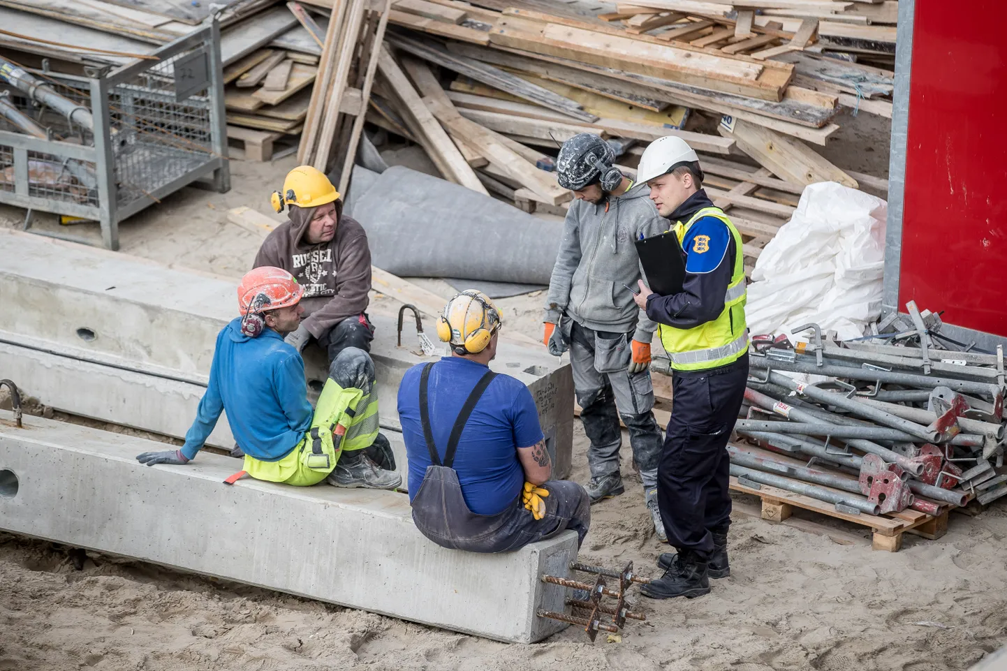 Politsei, maksu- ja tolliamet ja tööinspektsioon puitsavad ehitusettevõtjaid. FOTO:SANDER ILVEST/POSTIMEES