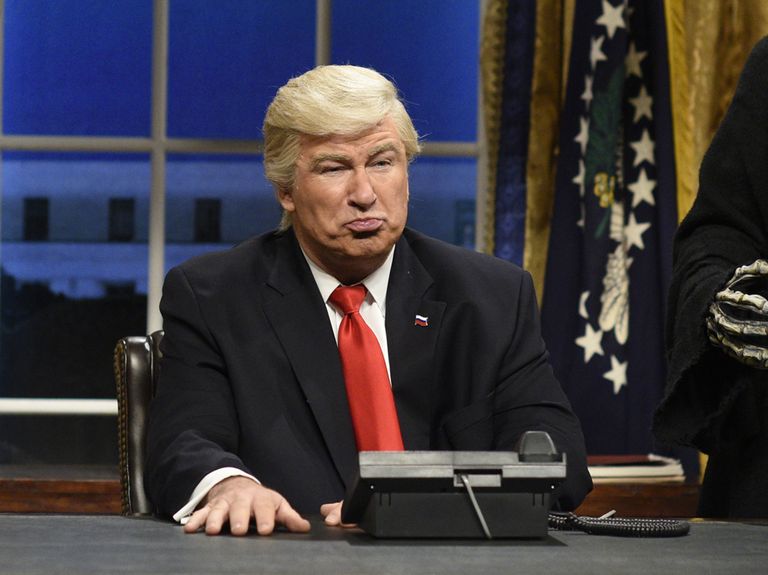 Alec Baldwin kehastamas 2017 sektšisaates Saturday Night Live Donald Trumpi