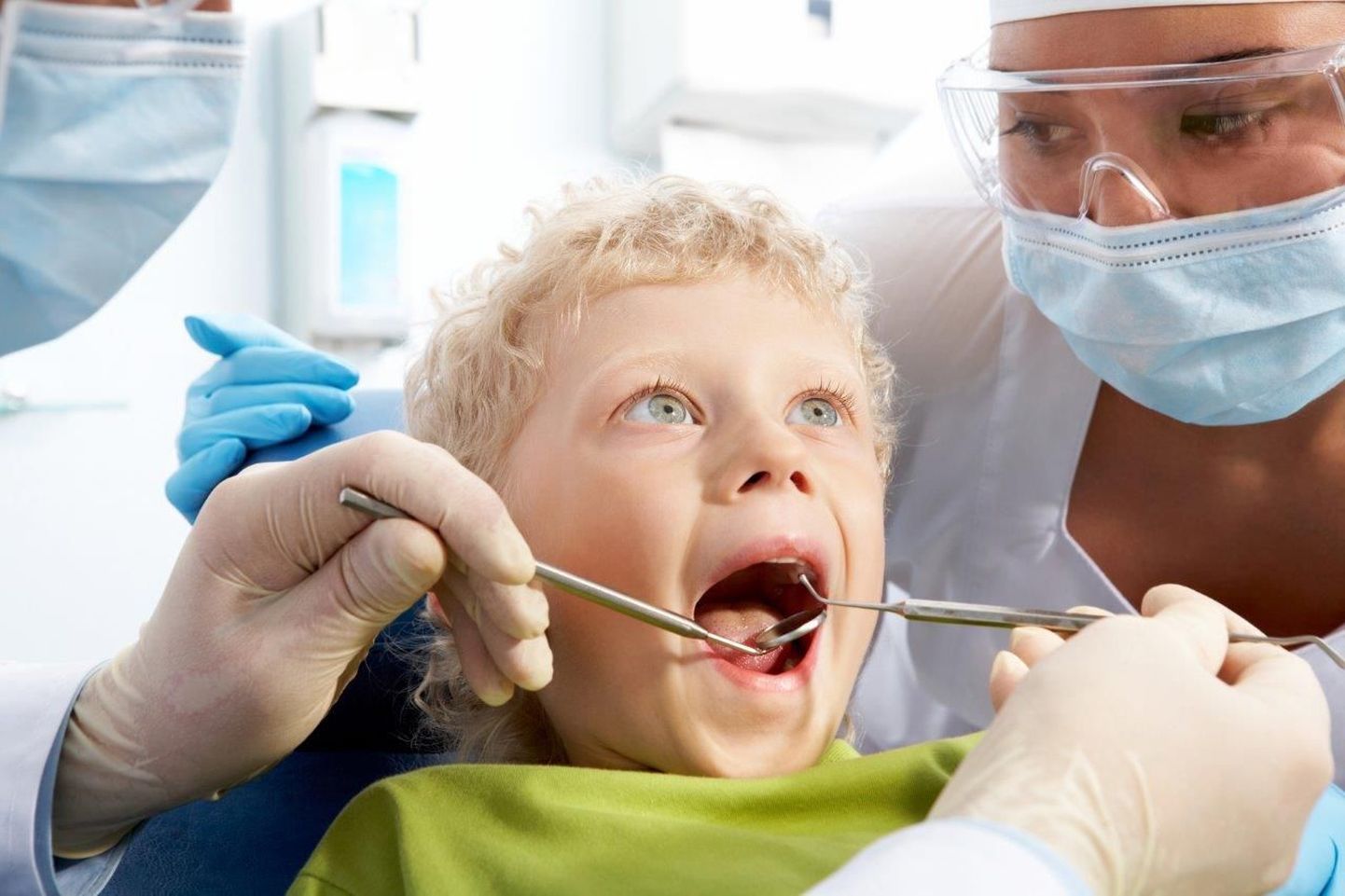 Lapsele tuleb selgitada hambaarsti juures käimise tähtsust, seejuures tuleks jääda ausaks ega last ilustavate valedega petta – see võib tulevikus tingida hambaarsti juurde minemisest keeldumise.