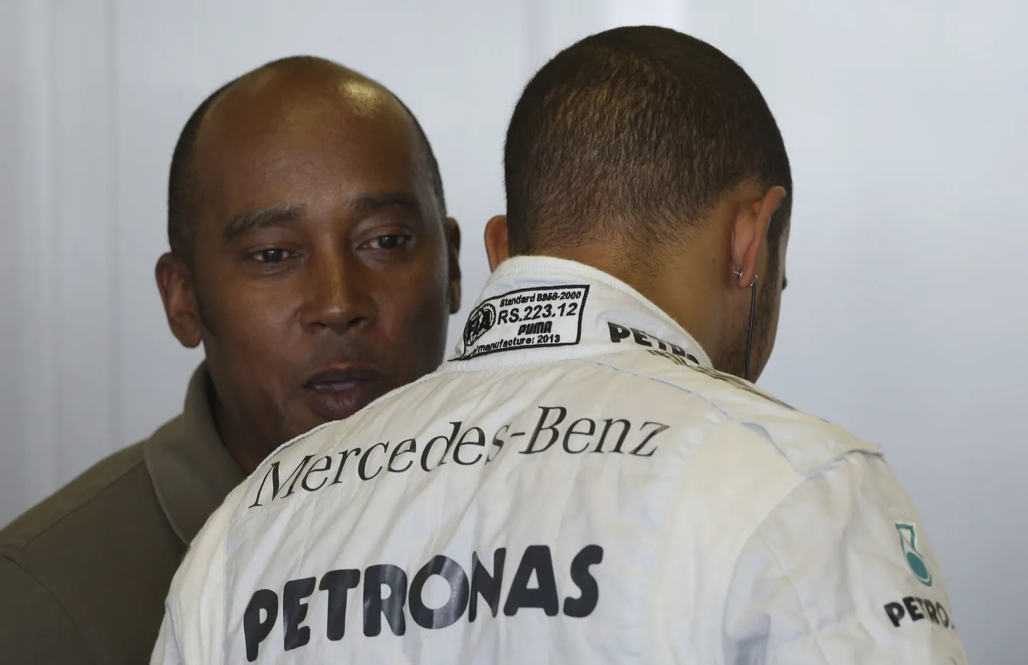 Lewis Hamilton (seljaga) ja ta isa Anthony Hamilton