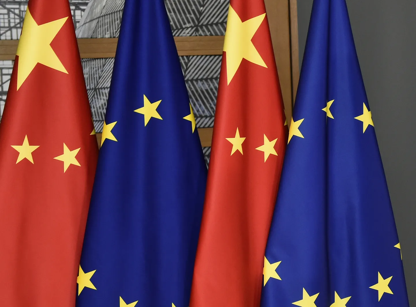 Euroopa Liidu ja Hiina lipud.