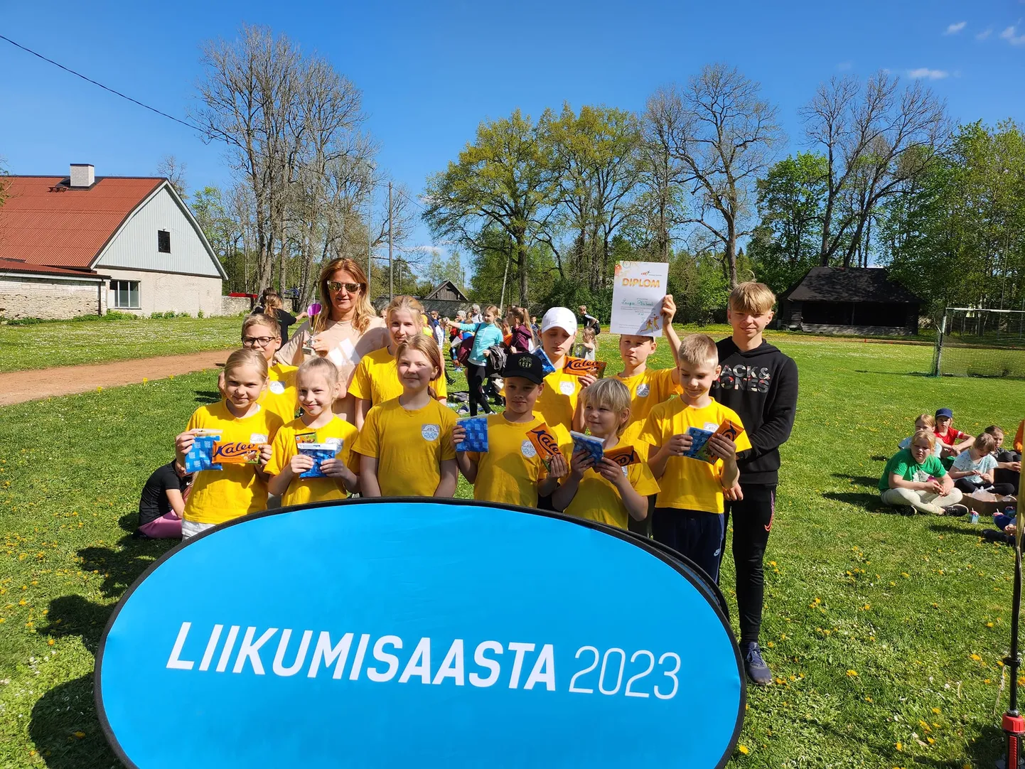 Väikeste koolide konkurentsis olid kiireimate jalgadega algklasside õpilased Laupa põhikoolis. Neid ergutas raja kõrvalt liikumisõpetaja Deivi Šadeiko.