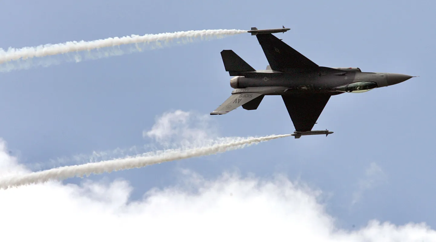 USA F-16 hävitaja.