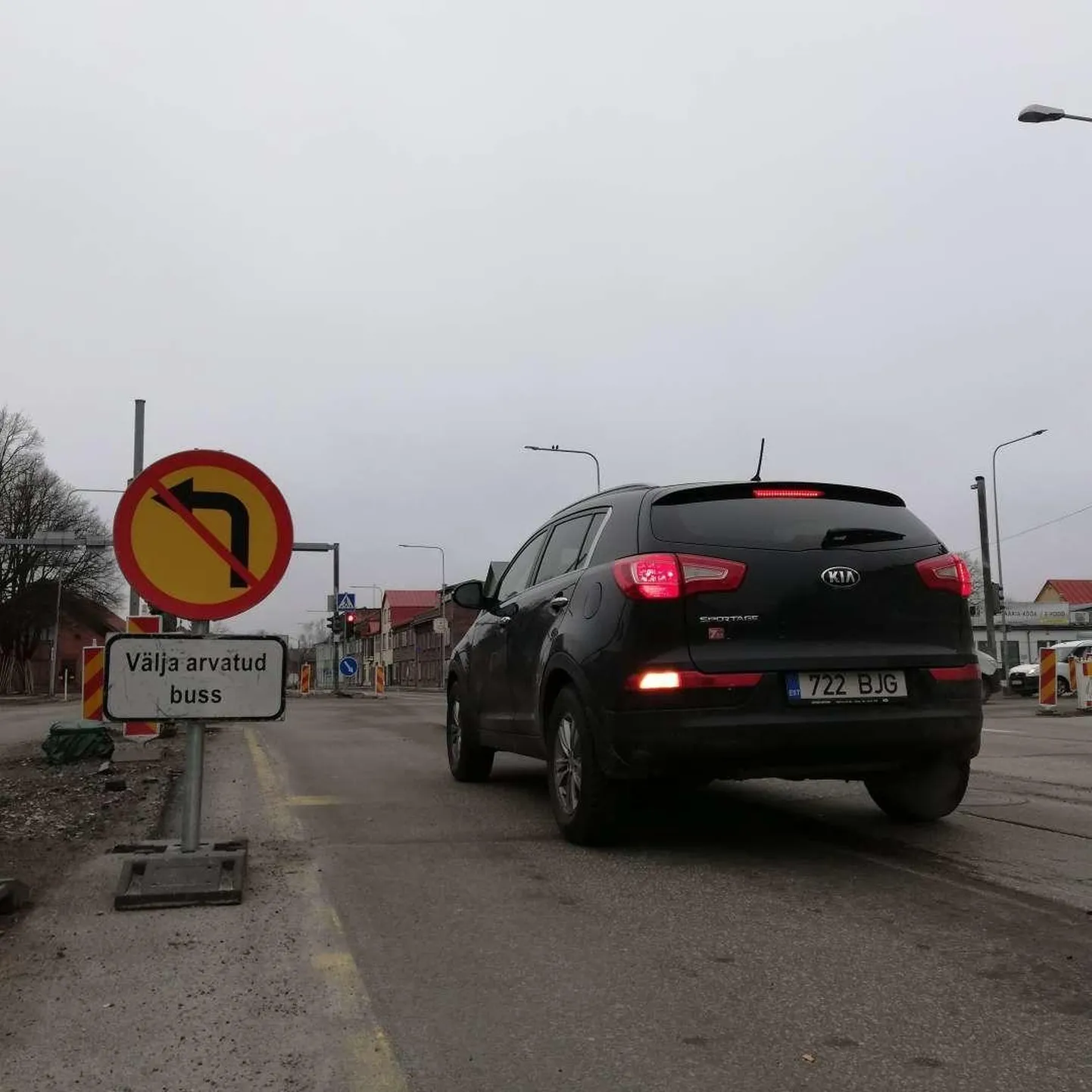 Sõiduauto juht ei teinud numbrit Rääma tänaval foori all seisnud politseimasinast ja sooritas keelatud manöövri.