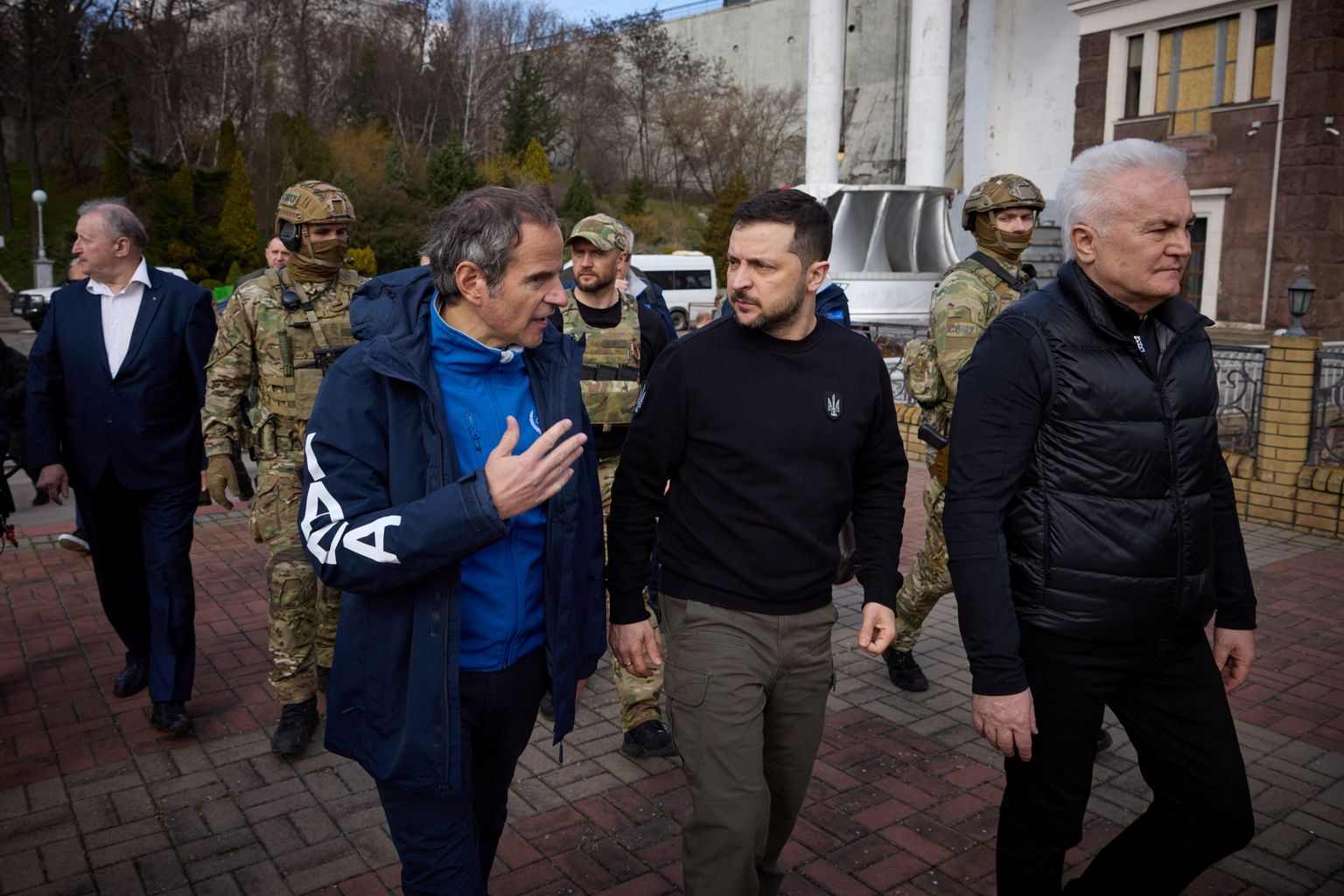 Rahvusvahelise Aatomienergia Agentuuri (IAEA) peadirektor Rafael Grossi rääkimas Ukraina president Volodõmõr Zelenskõiga Dnipro hüdroelektrijaama külastades 27. märtsil 2023. aastal.