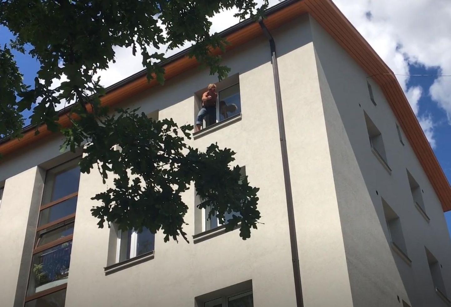 50aastane Mait ähvardas Pärnu Pika tänava kortermaja aknast alla hüpata.