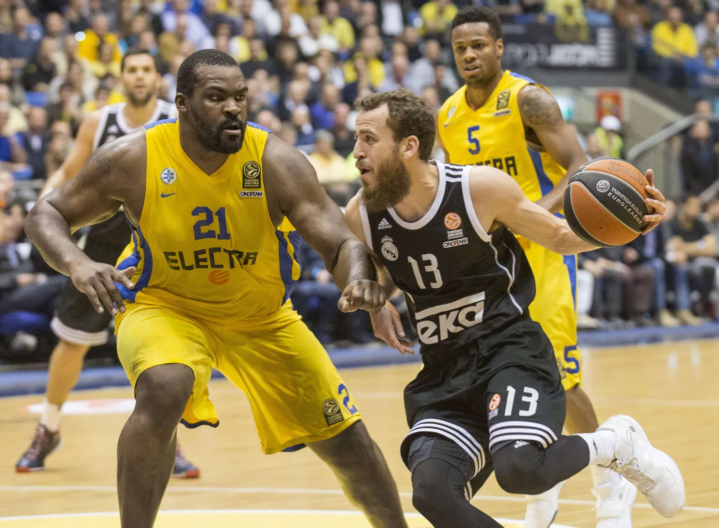 Sofoklis Schortsanitis (vasakul) Tel Avivi Maccabi särgis. Korvi aluses võitluses on suur keha eeliseks, ent väiksemate meeste vastu miinuseks.