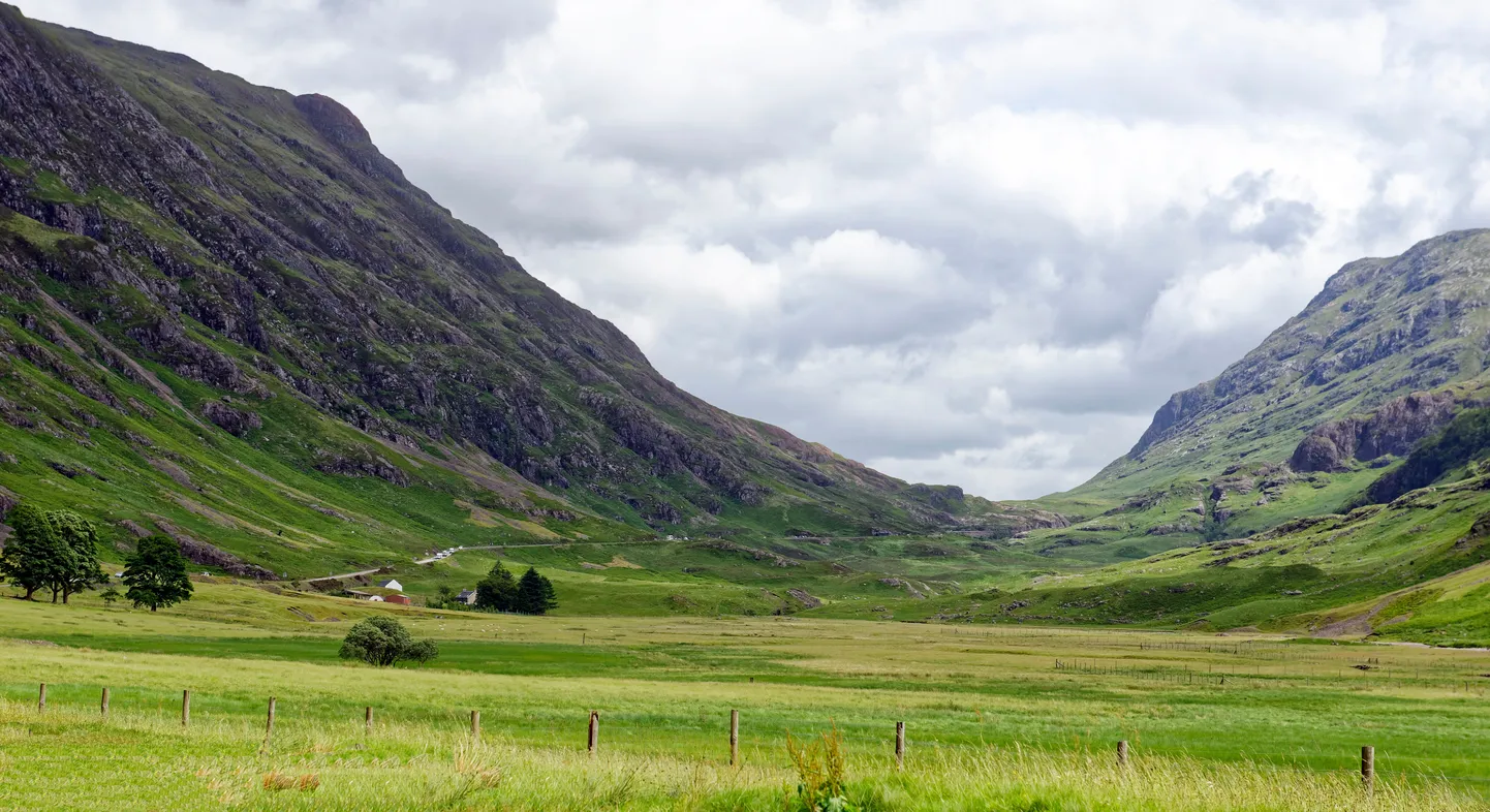 Glencoe Šotimaal, kus 13. veebruaril 1692. aastal Šoti valitsusvägede rünnakus hukkus umbes 30 MacDonaldi klanni meesliiget.