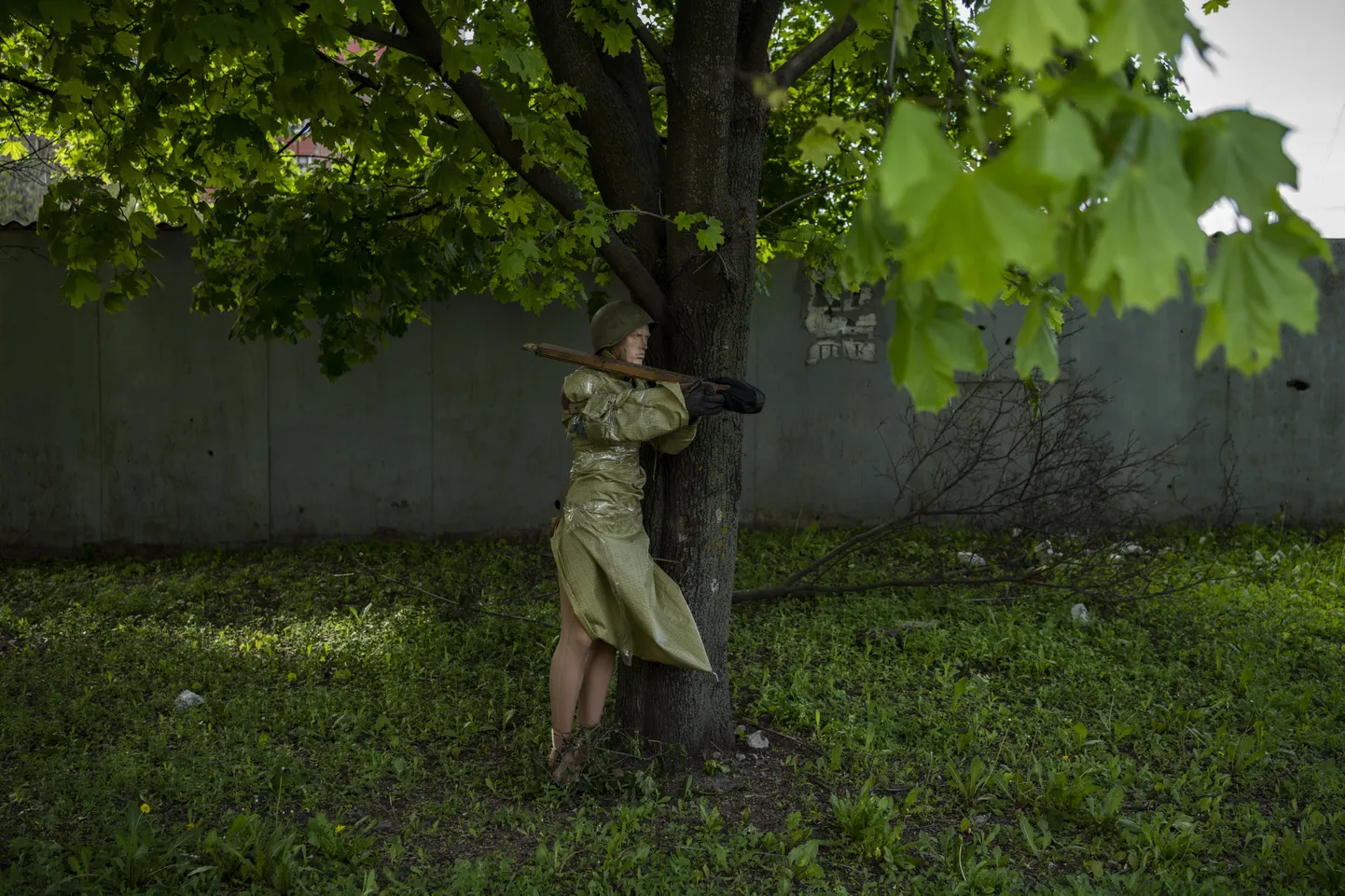 Ukrainlased petavad Harkivi piirkonnas venelasi võltspüssidega mannekeenidega. Foto on tehtud 13. mail 2022
