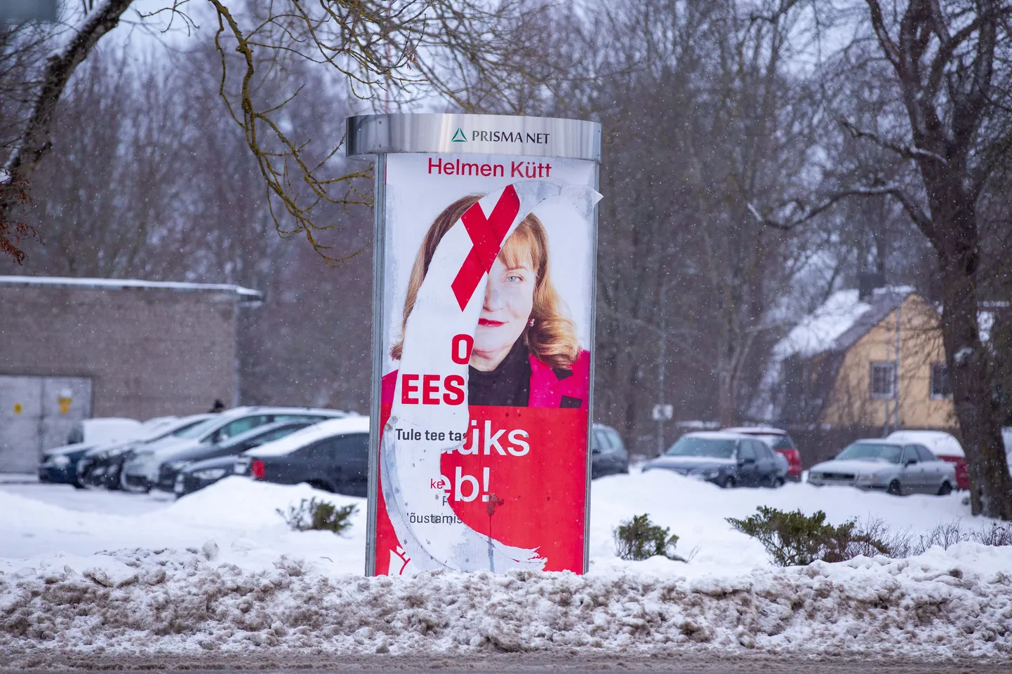 Puruks rebitud valimisplakat Paides.