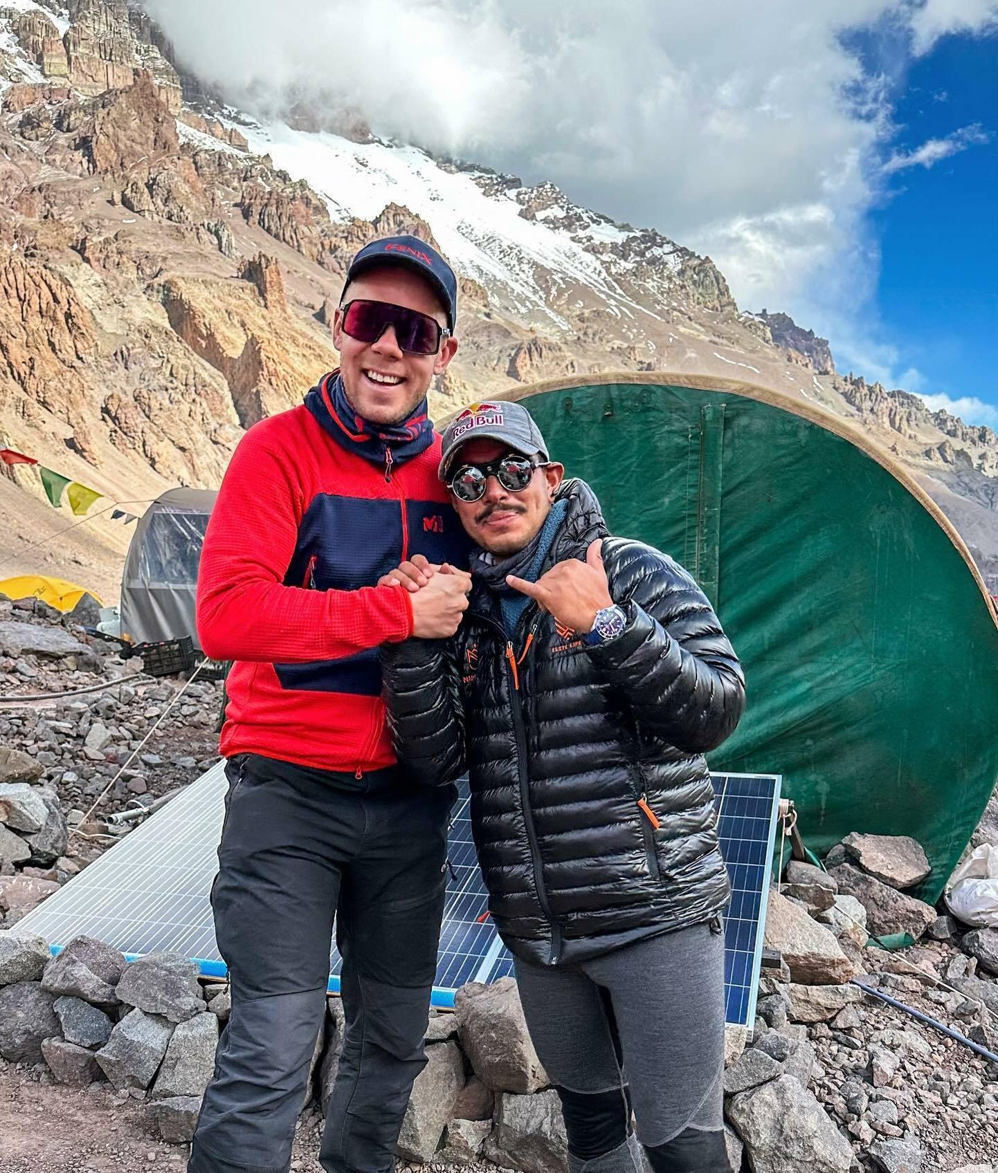 Kaspar Eevald ja Nimsdai Purja Argentinas Aconcagua baaslaagris 4200 meetri kõrgusel merepinnast.