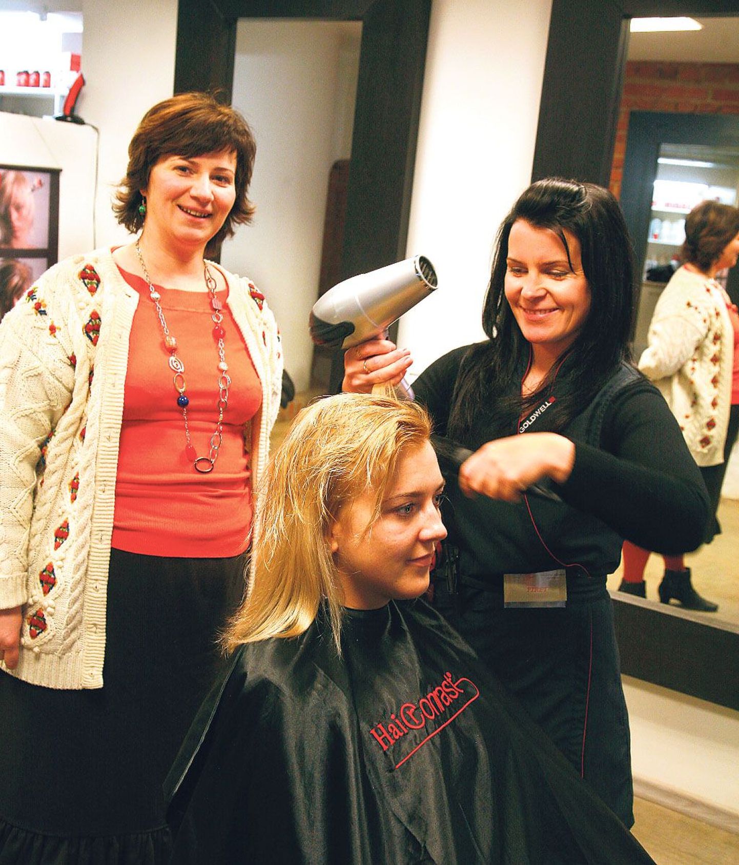 Nii juuksuri- kui kosmeetikutööd oskaval Piret Saaremägil (paremal) oli proovipäev otsustamaks, kas talle meeldiks stuudios töötada. Krista Habakukk (vasakul) jälgis juuksur Eneli Hansonile tehtud lõikuse tulemust.