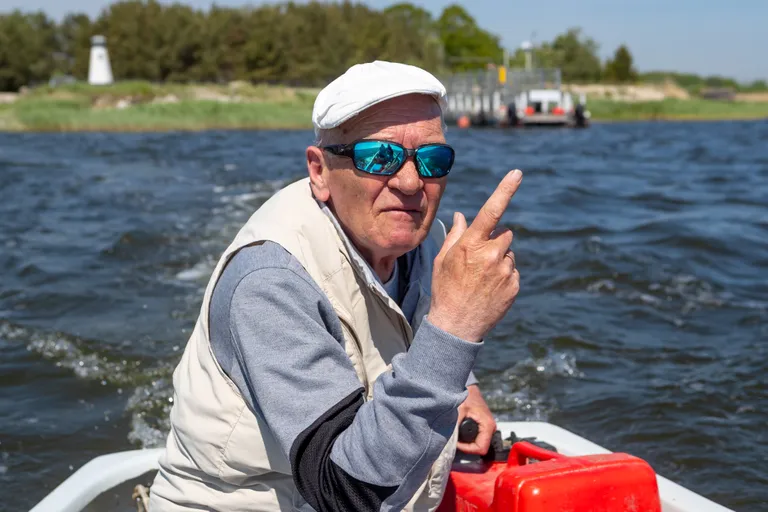 TUULT NAGU POLE… “Aga merel on!” kinnitab paadikapten sadamas enne teeleasumist.