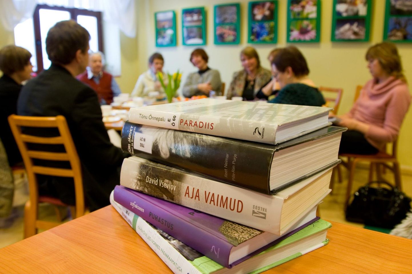 Virumaa kirjandusauhinda annab igal aastal välja Lääne-Virumaa ja Ida-Virumaa kultuuritegelastest koosnev žürii.