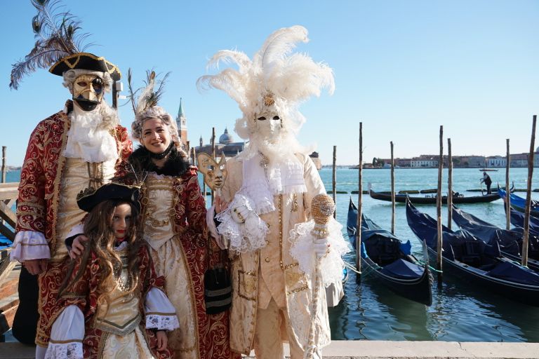 Itaalia Veneetsia karnevalil sel aastal osalevad inimesed. Foto on tehtud karnevali avapäeval 12. veebruaril 2022