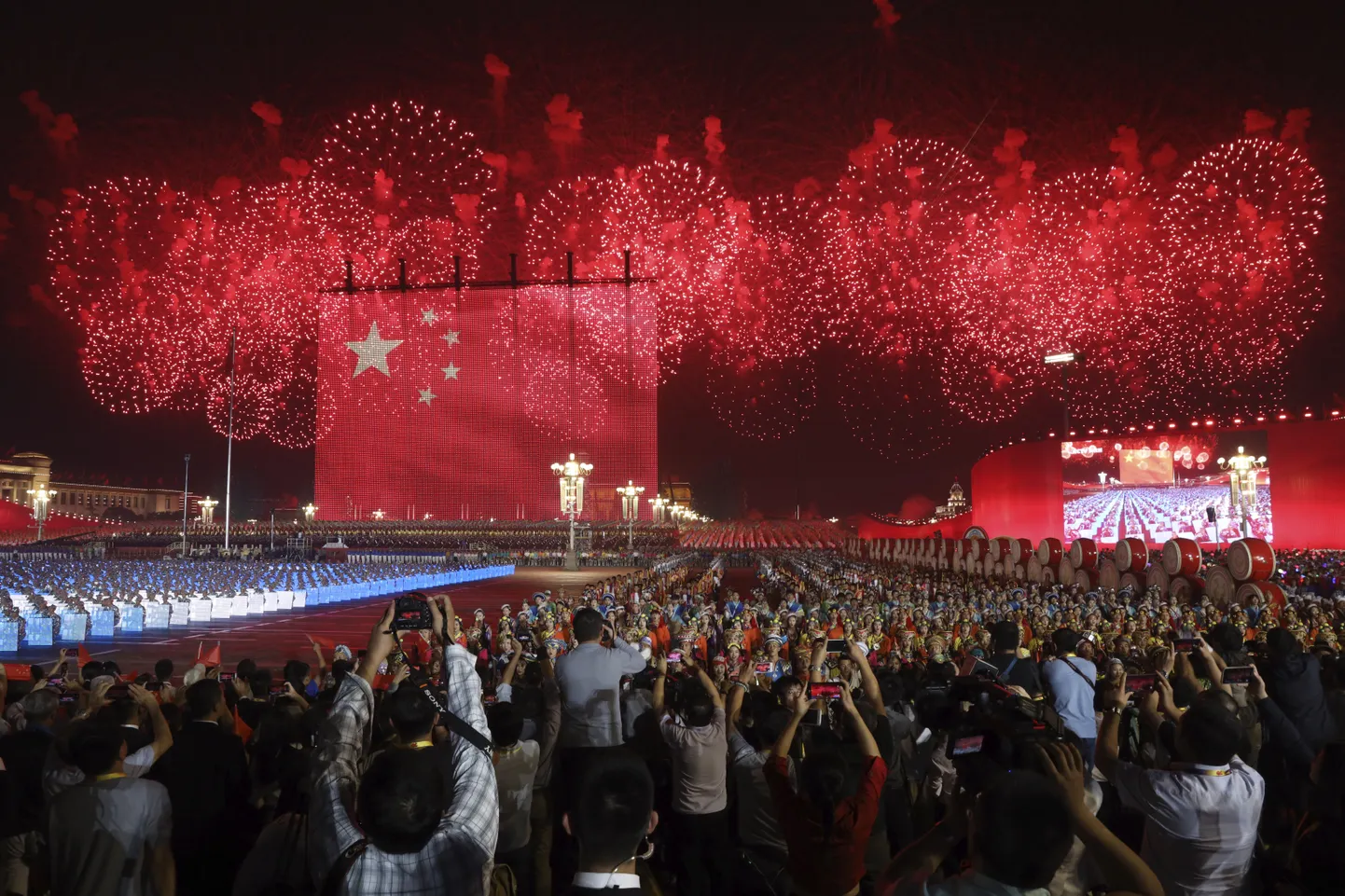 Hiina 70. aastapäeva tähistamine Tiananmeni väljakul 1. oktoobril 2019. Just Tiananmeni väljakul kuulutas Mao Zedong välja Hiina Rahvavabariigi loomise 1949. aastal. 40 aastat hiljem toimusid seal demokraatiameelsed protestid, mille Hiina vägivaldselt alla surus ning mille mainimist internetis tsenseerib nii tõhusalt, et paljud hiinlased ei teagi, et need toimusid.