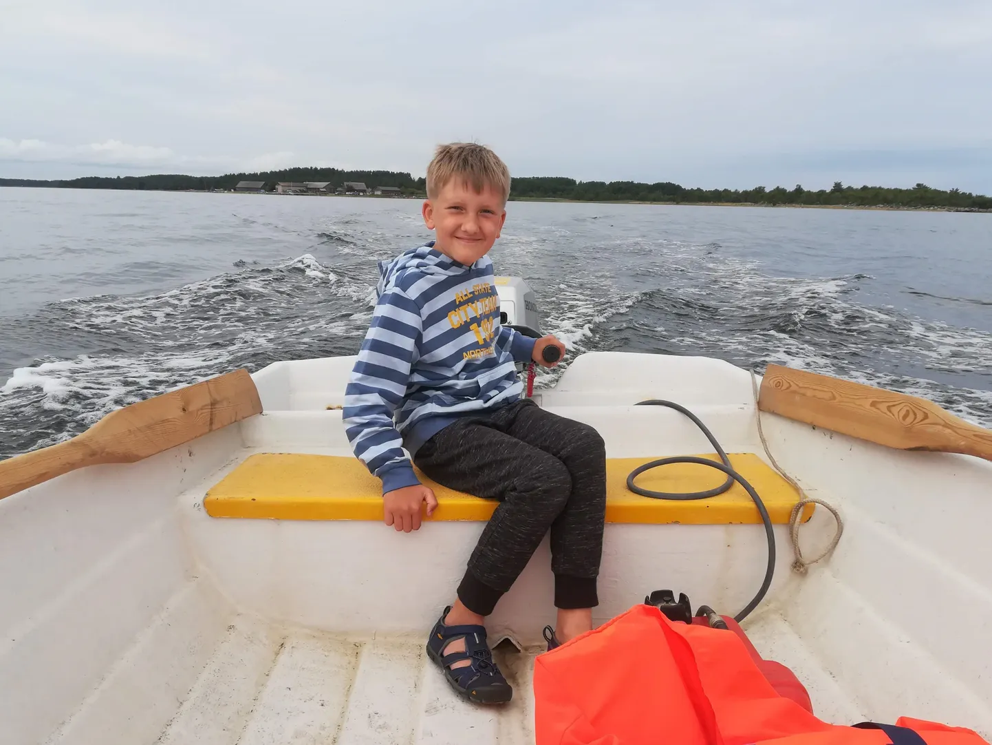 Kui Atsol ja tema vanaisal mahti on, lähevad nad koos kalale. Siin pildil istub Atso paadi tüüri juures, seda paremale või vasakule pöörates saab paati juhtida.