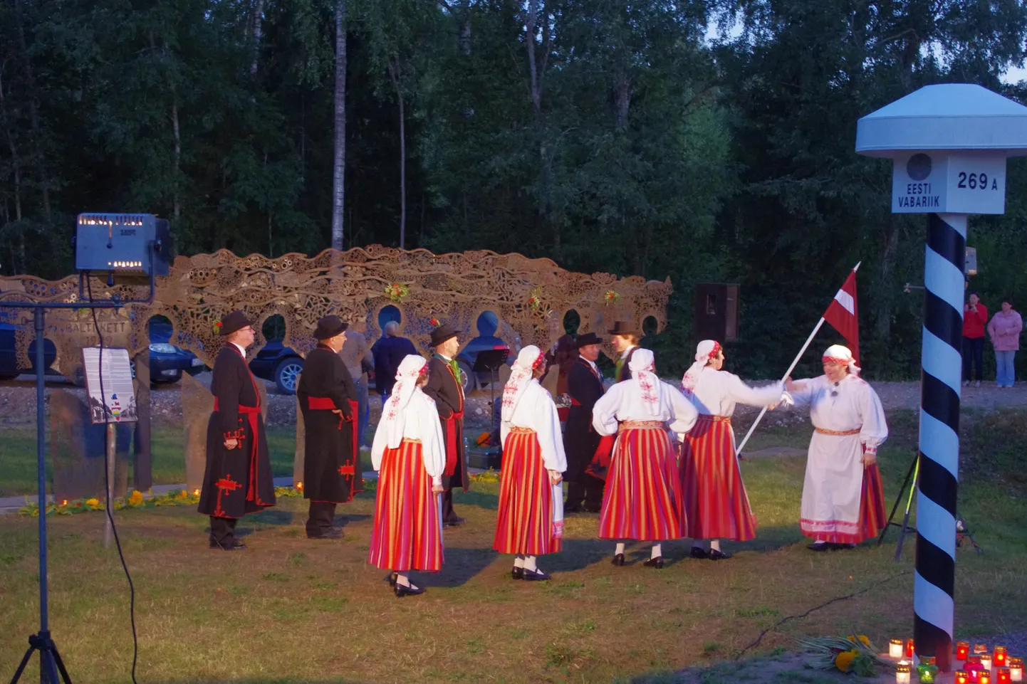 Kuigi Balti keti aastapäeva tähistamisele on alati sõnavõttudega poliitilist mekki antud, on see pigem siiski tore kokkusaamine piiripunktis.