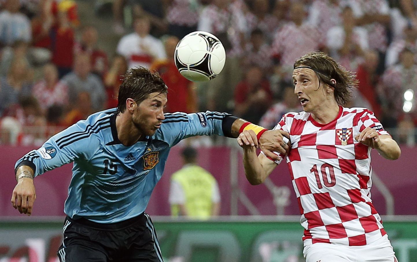 Luka Modric (paremal) võitlemas oma võimaliku uue meeskonnakaaslase Sergio Ramosega