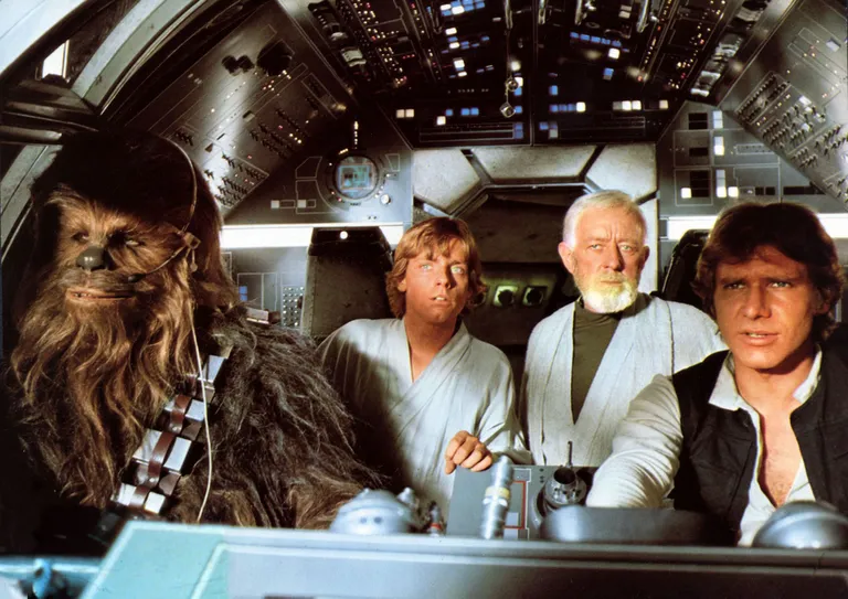 Kaader filmist «Tähesõjad: osa IV - Uus lootus». Pildil Peter Mayhew Chewbaccana, Mark Hamill Luke Skywalkerina, Alec Guinness Obi Wan Kenobina ja Harrison Ford Han Sologa