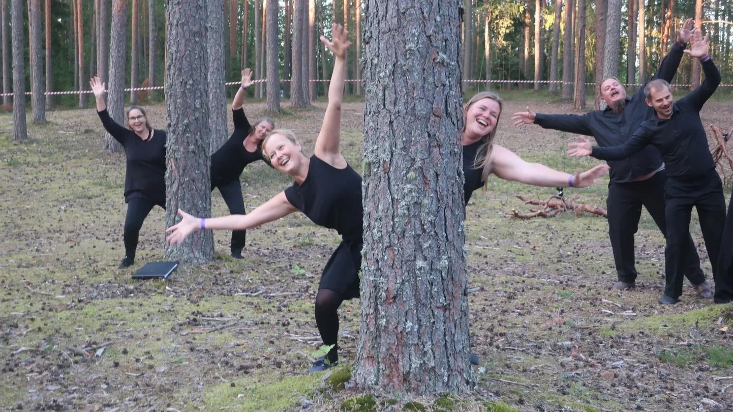 Võru-Kubija mändide all vilkusid läinud aasta augustis tuled ja veiklesid sõled, ringi liikusid Juhan Jaigi loomingust tuttavad tondid, naksikesed ja puraskid, pealtvaatajad aga kulgesid mööda metsaradu, kuulamaks eri paigus koorilaulu.