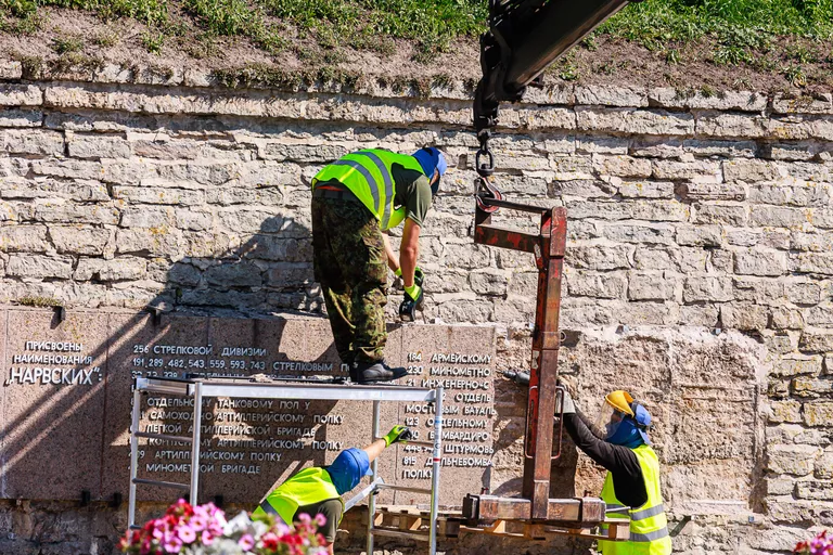 Narva monumendi demonteerimine 2022. aasta augustis.