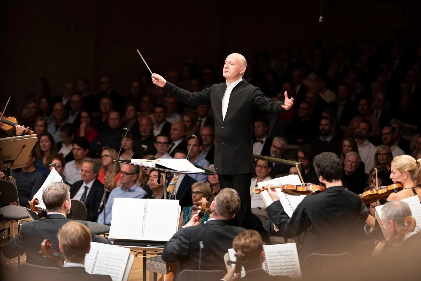 Paavo Järvi Tonhalle orkestri ees.