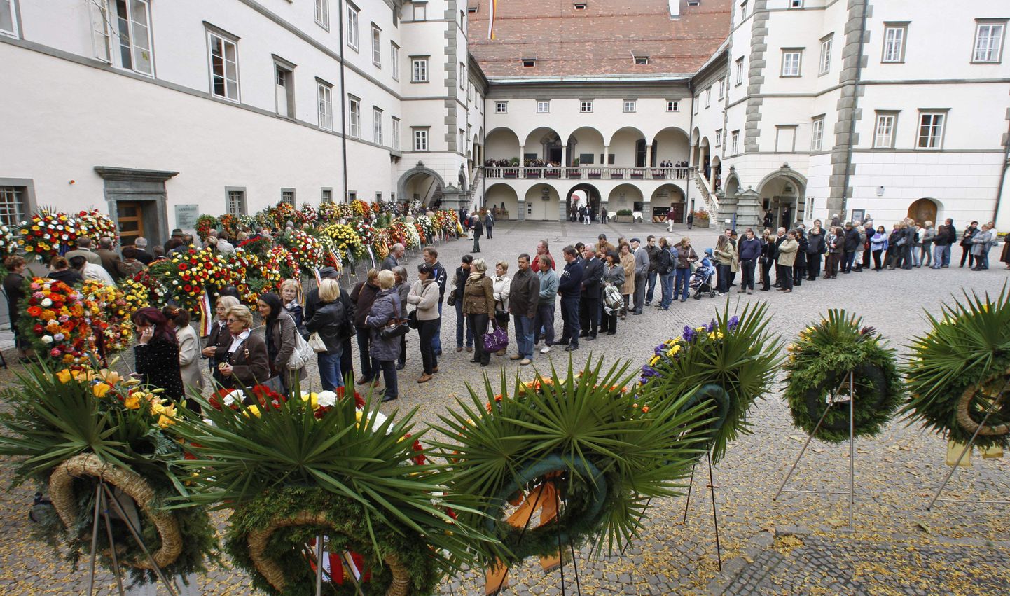 Jörg Haideri täna peetavate matuste tõttu on Klagenfurti tänavatele kogunenud kümneid tuhandeid leinajaid.