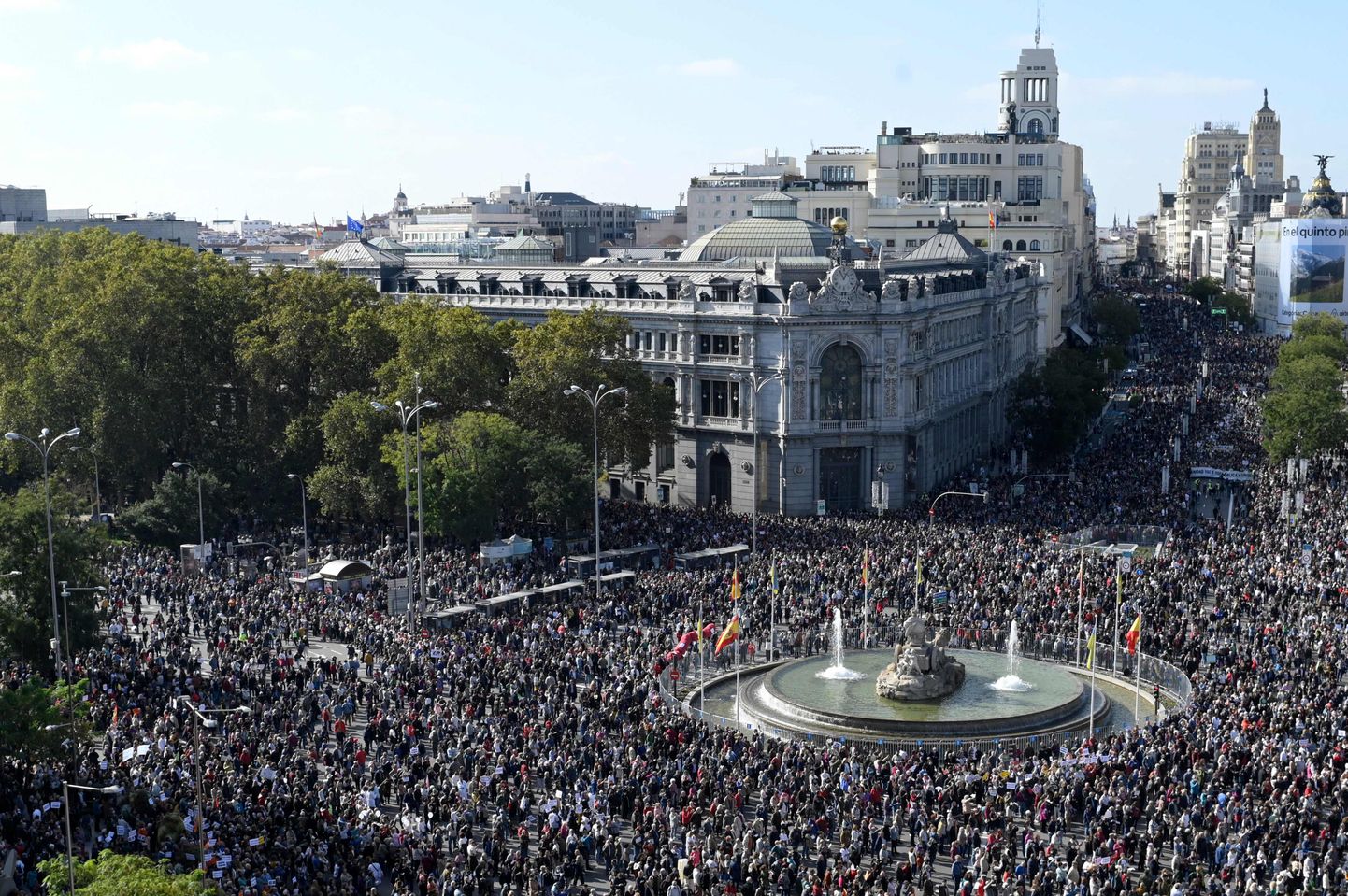 Sajad tuhanded meeleavaldajad Madridis Cibeles väljakul meeleavaldusel, mille loosungiks on: «Madrid seisab oma rahvatervise eest. Esmatasandi tervishoiu hävitamise vastu».